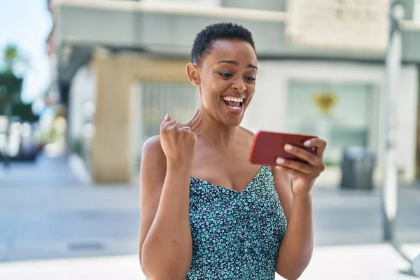 Mulher Afro Americana Usando Smartphone Com Expressão Vencedora Rua — Fotografia de Stock
