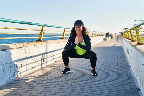 Middle Age Hispanic Woman Working Out Doing Squats Promenade — Φωτογραφία Αρχείου
