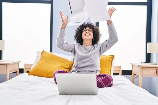 Jonge Vrouw Uit Het Midden Oosten Met Behulp Van Laptop — Stockfoto