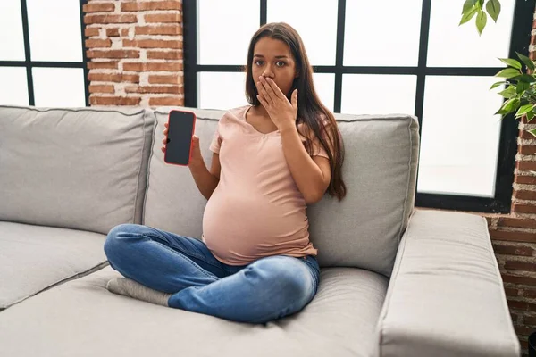 Jonge Zwangere Vrouw Met Smartphone Met Scherm Mond Met Hand — Stockfoto