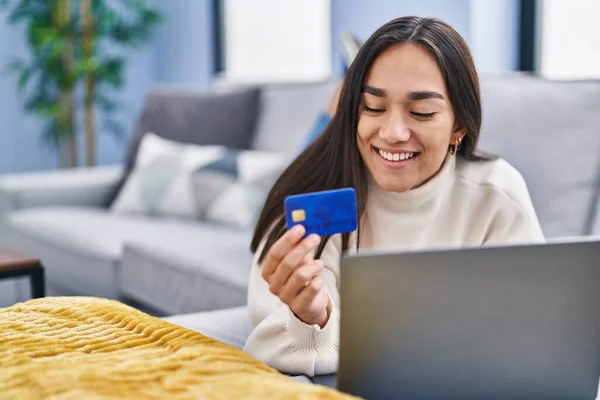 Ung Latinamerikansk Kvinna Som Använder Laptop Och Kreditkort Ligger Soffan — Stockfoto