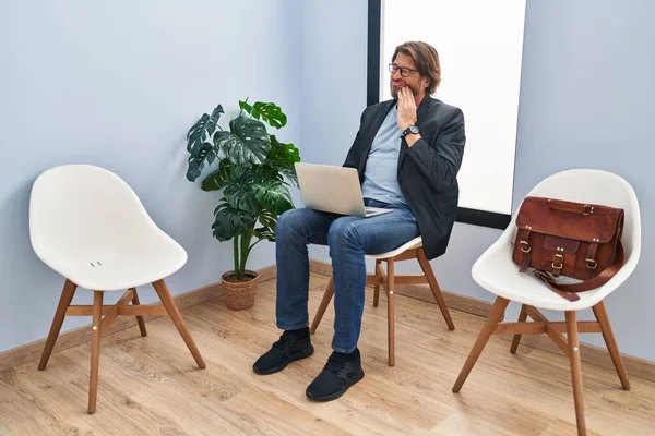 Bonito Homem Meia Idade Sentado Sala Espera Trabalhando Com Laptop — Fotografia de Stock