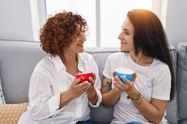 Two Women Mother Daughter Drinking Coffee Home — Fotografia de Stock