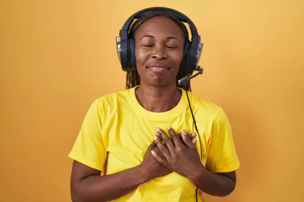 Mujer Afroamericana Escuchando Música Usando Auriculares Sonriendo Con Las Manos —  Fotos de Stock