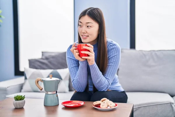 Kinesisk Kvinna Äter Frukost Sittandes Soffan Hemma — Stockfoto