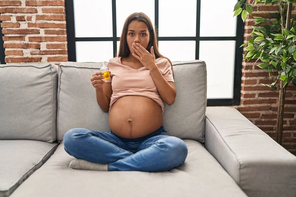 Mujer Embarazada Joven Sosteniendo Aceite Hidratante Para Hidratar Boca Del — Foto de Stock