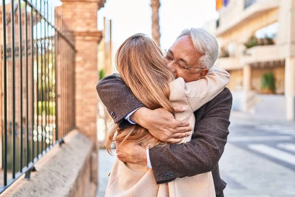 Μεσήλικας Άντρας Και Γυναίκα Αγκαλιάζονται Όρθιοι Στο Δρόμο — Φωτογραφία Αρχείου