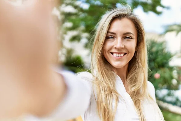 Beautiful Blonde Woman Smiling Happy Outdoors Sunny Day Taking Selfie — ストック写真