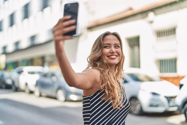 Genç Güzel Spanyol Kadın Gülümsüyor Kendine Güveni Tam Sokakta Akıllı — Stok fotoğraf