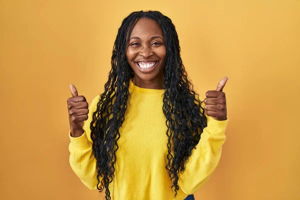 Afrikansk Kvinna Står Över Gul Bakgrund Framgång Tecken Gör Positiv — Stockfoto