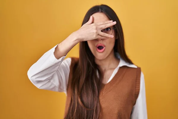 Giovane Donna Bruna Piedi Sopra Sfondo Giallo Con Gli Occhiali — Foto Stock