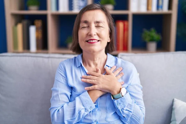 Mujer Hispana Mediana Edad Sentada Sofá Casa Sonriendo Con Las — Foto de Stock