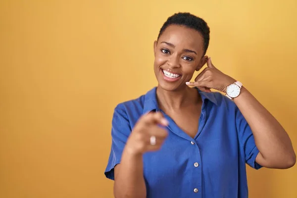 Afroamerykanka Stojąca Nad Żółtym Tłem Uśmiechająca Się Rozmawiająca Przez Telefon — Zdjęcie stockowe