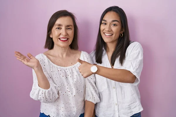 Spaanse Moeder Dochter Samen Met Handpalm Hand Doen Gebaar Met — Stockfoto