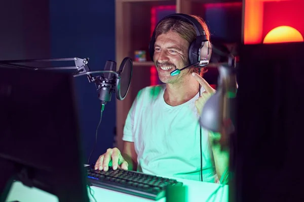 Homem Caucasiano Com Bigode Jogando Videogames Sorrindo Feliz Apontando Com — Fotografia de Stock