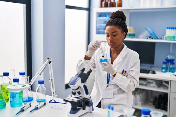 Африканская Американка Ученый Смешивает Жидкость Стекле Лаборатории — стоковое фото