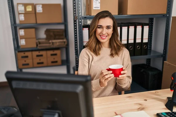 Young Woman Ecommerce Business Worker Drinking Coffee Office — Stok fotoğraf