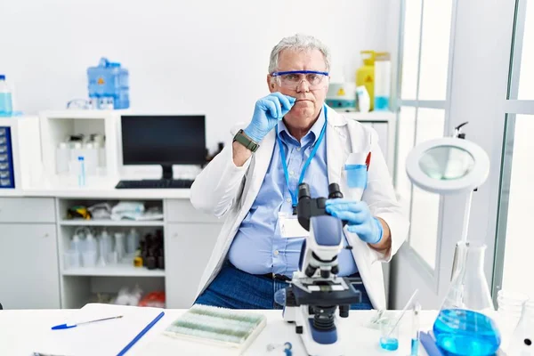 Homem Caucasiano Sênior Trabalhando Laboratório Cientista Boca Lábios Fechados Como — Fotografia de Stock