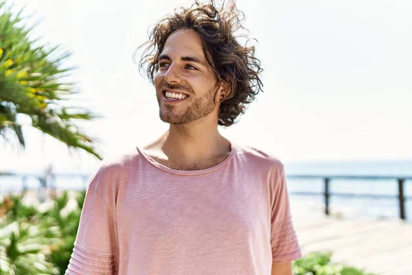 Jovem Hispânico Homem Sorrindo Feliz Rua Cidade — Fotografia de Stock