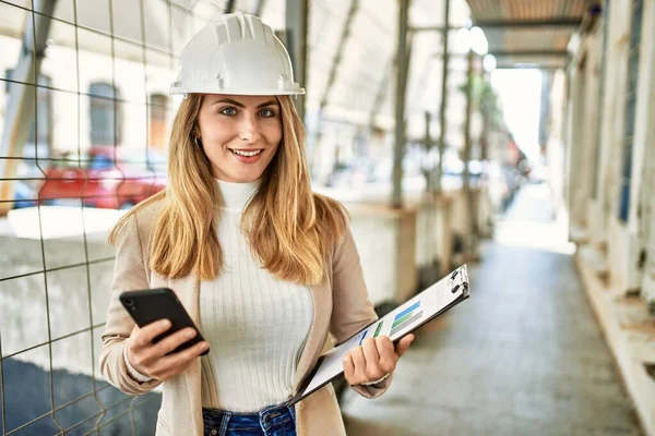 Junge Blonde Frau Lächelt Selbstbewusst Mit Smartphone Auf Der Straße — Stockfoto