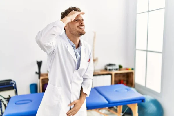 Bonito Jovem Que Trabalha Clínica Recuperação Dor Muito Feliz Sorrindo — Fotografia de Stock