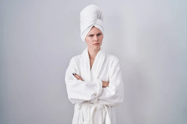 Ξανθιά Καυκάσια Γυναίκα Που Φοράει Μπουρνούζι Σκεπτική Και Νευρική Αποδοκιμαστική — Φωτογραφία Αρχείου