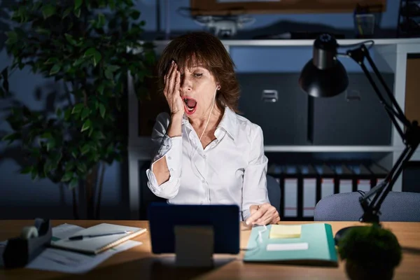 Mujer Mediana Edad Que Trabaja Oficina Por Noche Bostezando Cansada —  Fotos de Stock