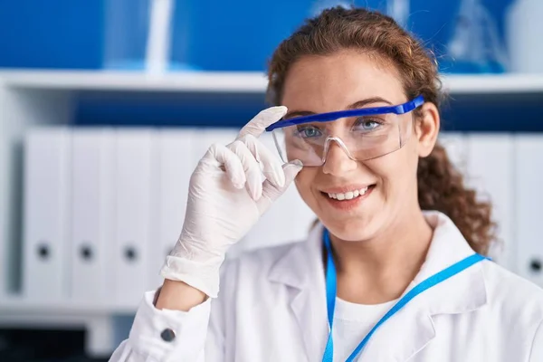 Young Beautiful Hispanic Woman Scientist Smiling Confident Standing Laboratory — стоковое фото