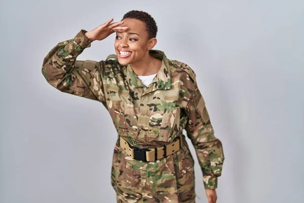 Mulher Americana Africana Bonita Vestindo Uniforme Exército Camuflagem Muito Feliz — Fotografia de Stock