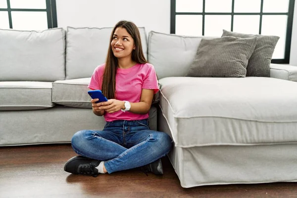Genç Latin Kadın Akıllı Telefon Kullanıyor Evde Yerde Oturuyor — Stok fotoğraf
