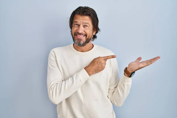 Knappe Man Van Middelbare Leeftijd Die Casual Sweater Een Blauwe — Stockfoto