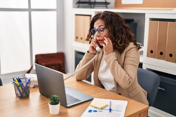 Middle Age Hispanic Woman Working Laptop Office — ストック写真