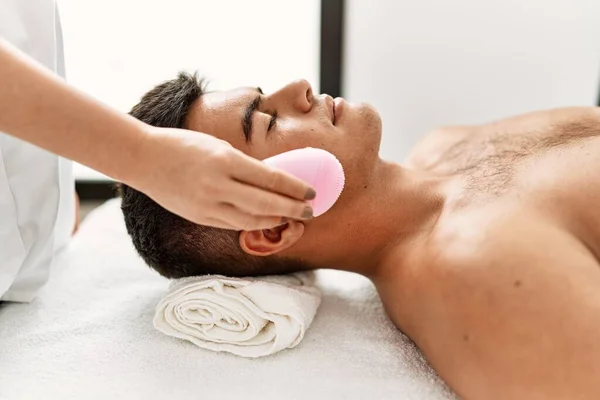 Young Hispanic Man Relaxed Having Facial Treatment Cleaning Face Electric — Foto Stock