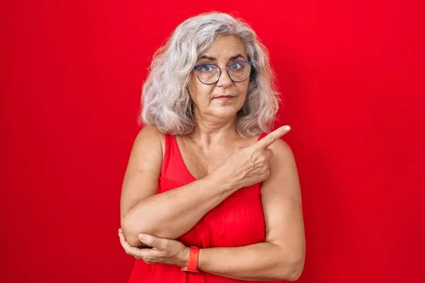 Kırmızı Arka Planda Gri Saçlı Orta Yaşlı Bir Kadın Elini — Stok fotoğraf