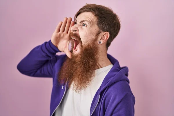 Hombre Caucásico Con Barba Larga Pie Sobre Fondo Rosa Gritando —  Fotos de Stock