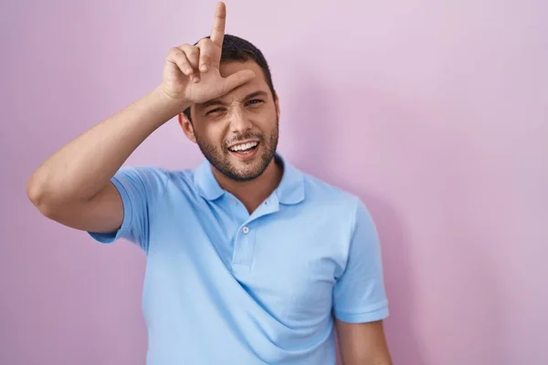 Hombre Hispano Pie Sobre Fondo Rosa Burlándose Gente Con Los —  Fotos de Stock