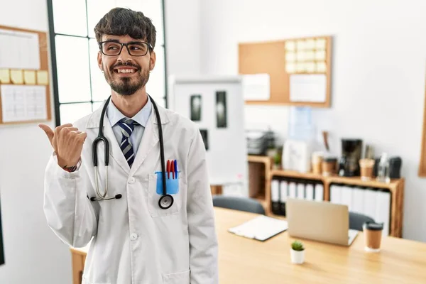 Hispanic Man Beard Wearing Doctor Uniform Stethoscope Office Smiling Happy — Stock Photo, Image