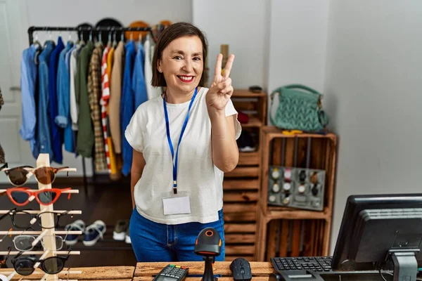 Mooie Middelbare Leeftijd Spaanse Vrouw Werkt Als Manager Bij Retail — Stockfoto