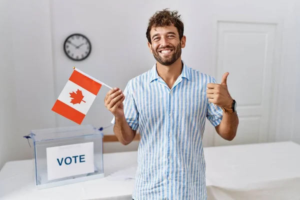 Молодой Красивый Мужчина Выборах Политической Кампании Держа Канадский Флаг Улыбаясь — стоковое фото