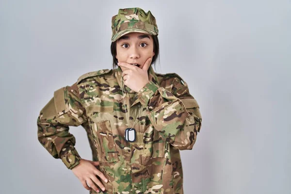 Młoda Południowoazjatycka Kobieta Mundurze Wojskowym Wyglądająca Zafascynowaną Niedowierzaniem Zaskoczoną Zdumioną — Zdjęcie stockowe