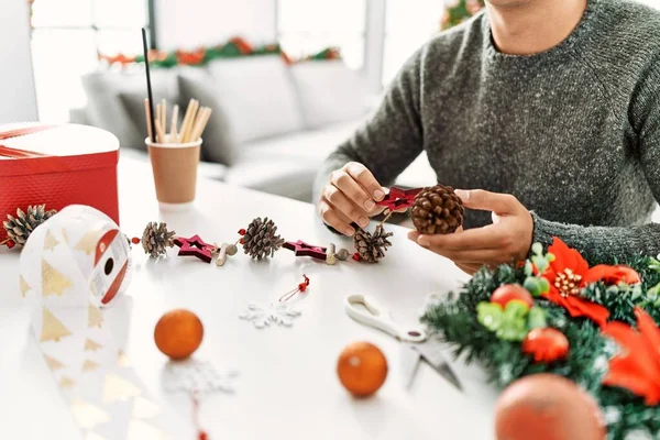 Ung Latinamerikan Man Gör Handsmade Jul Dekoration Hemma — Stockfoto