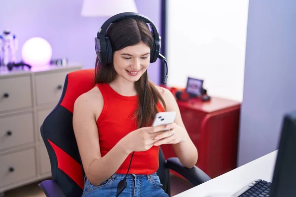 Giovane Donna Caucasica Streamer Utilizzando Computer Smartphone Sala Gioco — Foto Stock