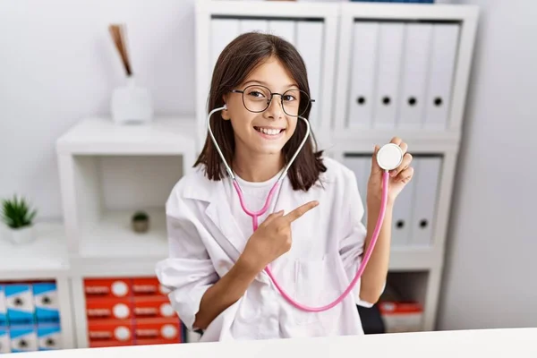 Doktor Ceketi Giyen Genç Spanyol Kız Stetoskop Tutarak Gülümsüyor — Stok fotoğraf