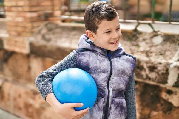 Biondo Bambino Sorridente Fiducioso Tenendo Palla Strada — Foto Stock