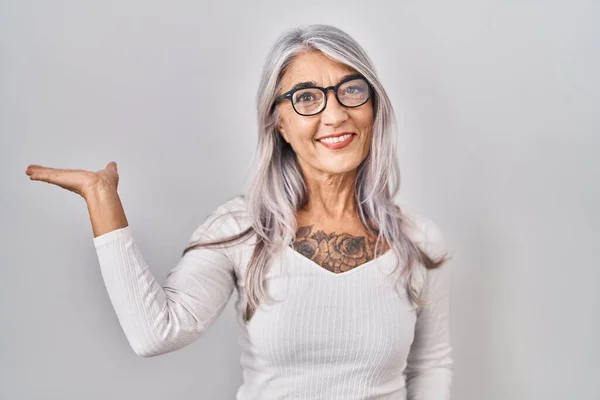 Middle Age Woman Grey Hair Standing White Background Smiling Cheerful — Stock Photo, Image
