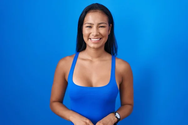 Mulher Hispânica Sobre Fundo Azul Com Sorriso Feliz Legal Rosto — Fotografia de Stock