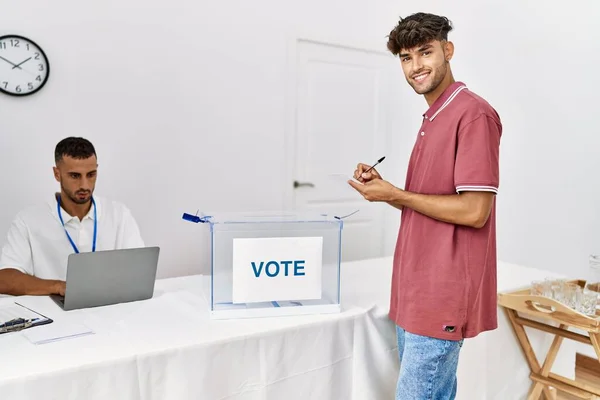 Mladý Hispánský Volič Šťastně Usmívá Když Píše Volbách Volebním Centru — Stock fotografie