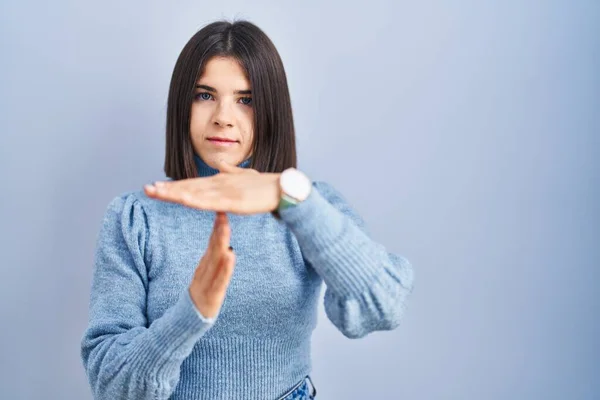 若いですヒスパニック女性立ちます上の青背景行います時間アウトジェスチャーとともに手 フラストレーションと深刻な顔 — ストック写真