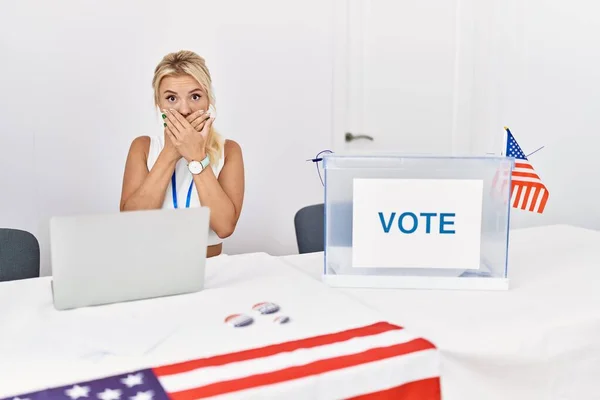 Jonge Blanke Vrouw Bij Amerikaanse Politieke Campagne Verkiezingen Geschokt Bedekken — Stockfoto
