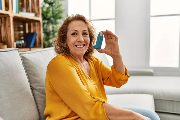 Mujer Asmática Caucásica Mediana Edad Usando Inhalador Sentado Sofá Casa —  Fotos de Stock